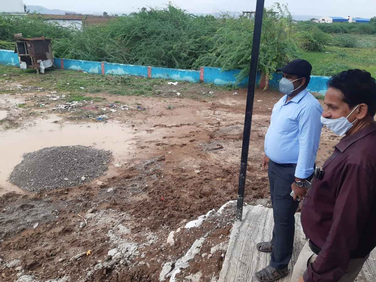 రోడ్లపై నిలిచిన నీటిని వెంటనే తొలగించాలి