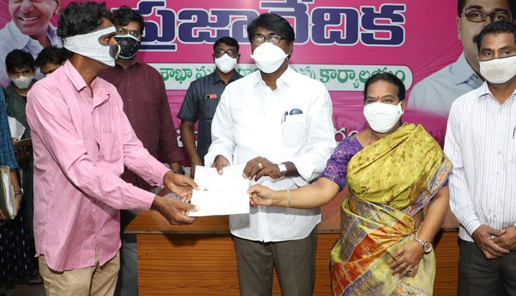 ఒకే రోజు 94 మందికి రూ.42.58 లక్షల చెక్కులు