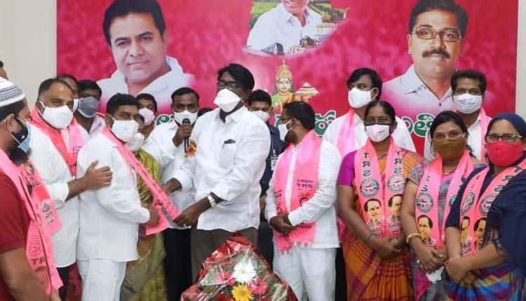 కాంగ్రెస్‌ నుంచి 200 మంది టీఆర్‌ఎస్‌లోకి..