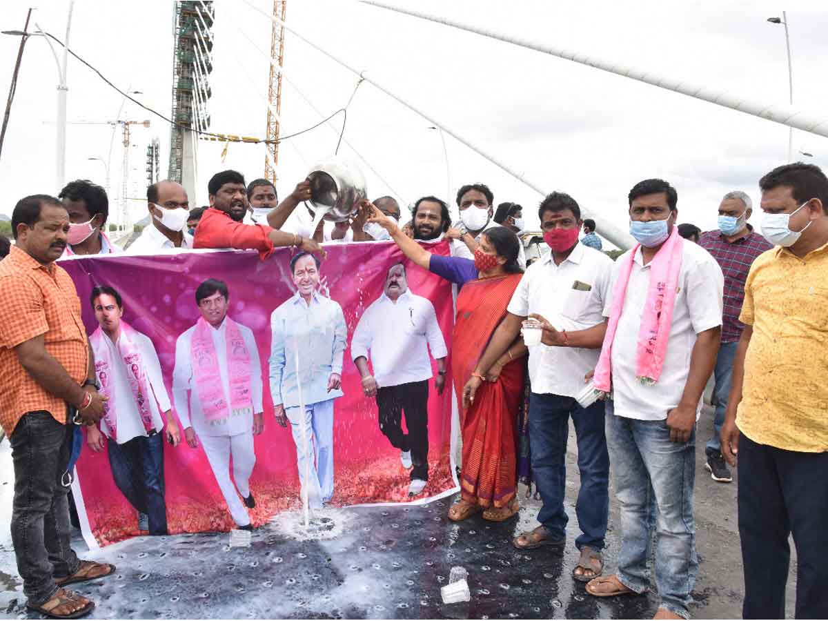 సీఎం కేసీఆర్‌ చిత్ర‌ప‌టానికి పాలాభిషేకం