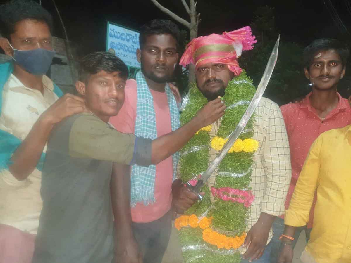 కత్తులతో యువకుల హంగామా..14 మందిపై కేసు నమోదు