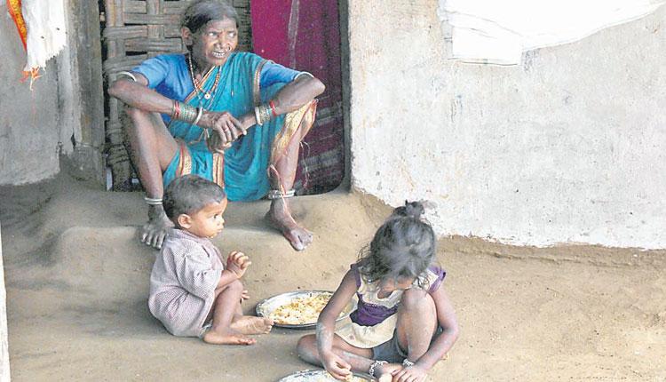 అడవిబిడ్డలకు పౌష్టికాహారం