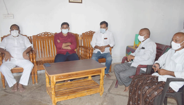 బాధిత కుటుంబాలకు మంత్రి కొప్పుల పరామర్శ