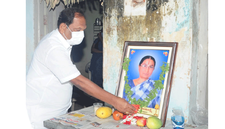 పీఏ కుటుంబాన్ని పరామర్శించిన మంత్రి కొప్పుల