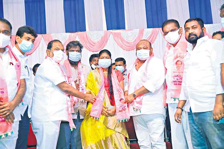 ఈటలకు ఓటెందుకెయ్యాలే..