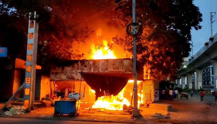 కోఠి మెడిక‌ల్ కాలేజీ బ‌స్‌స్టాప్‌లో అగ్నిప్ర‌మాదం