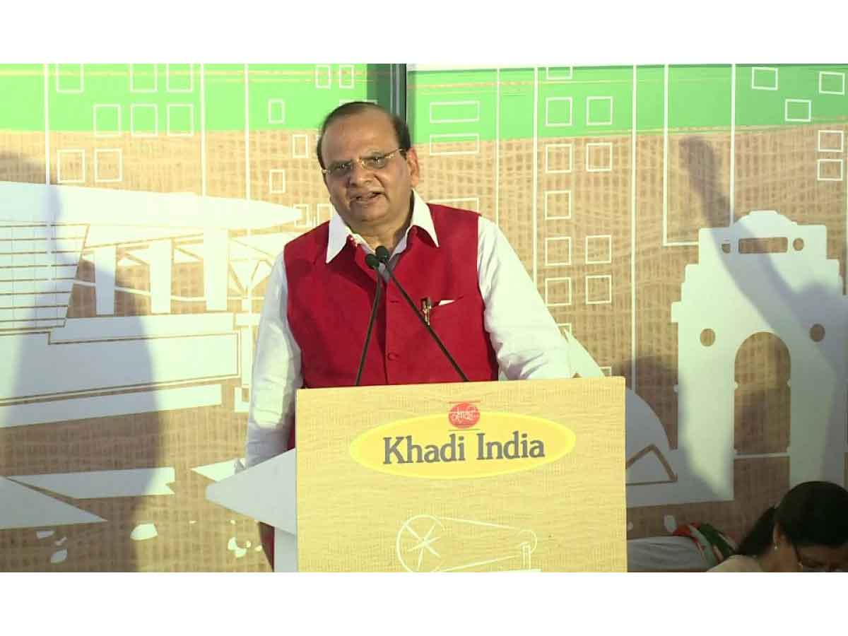 ‘ఖాదీ ప్రకృతిక్ పెయింట్’ రైట్స్ ఎవరికీ ఇవ్వలేదు :కెవిఐసి చైర్మన్