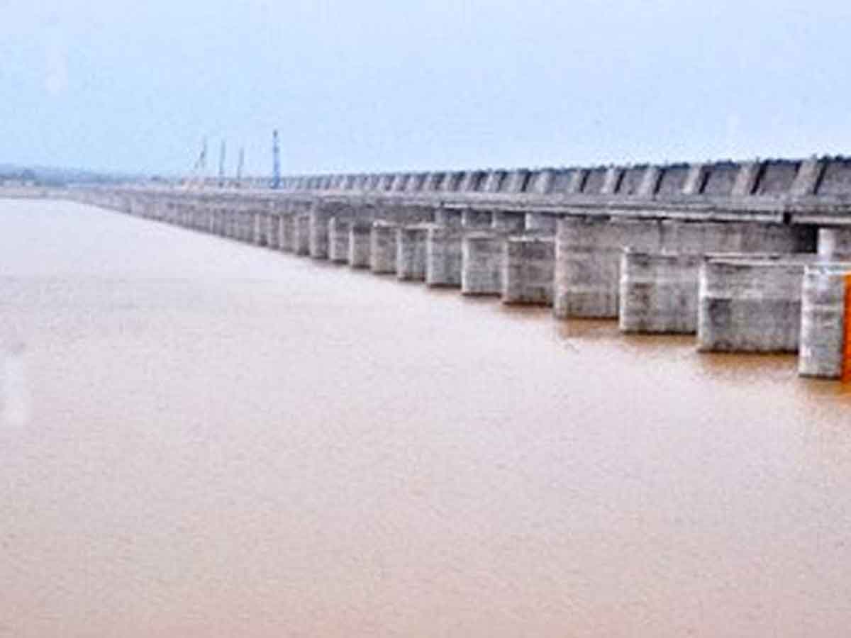 లక్ష్మీ బరాజ్‌లో 10 గేట్ల ఎత్తివేత