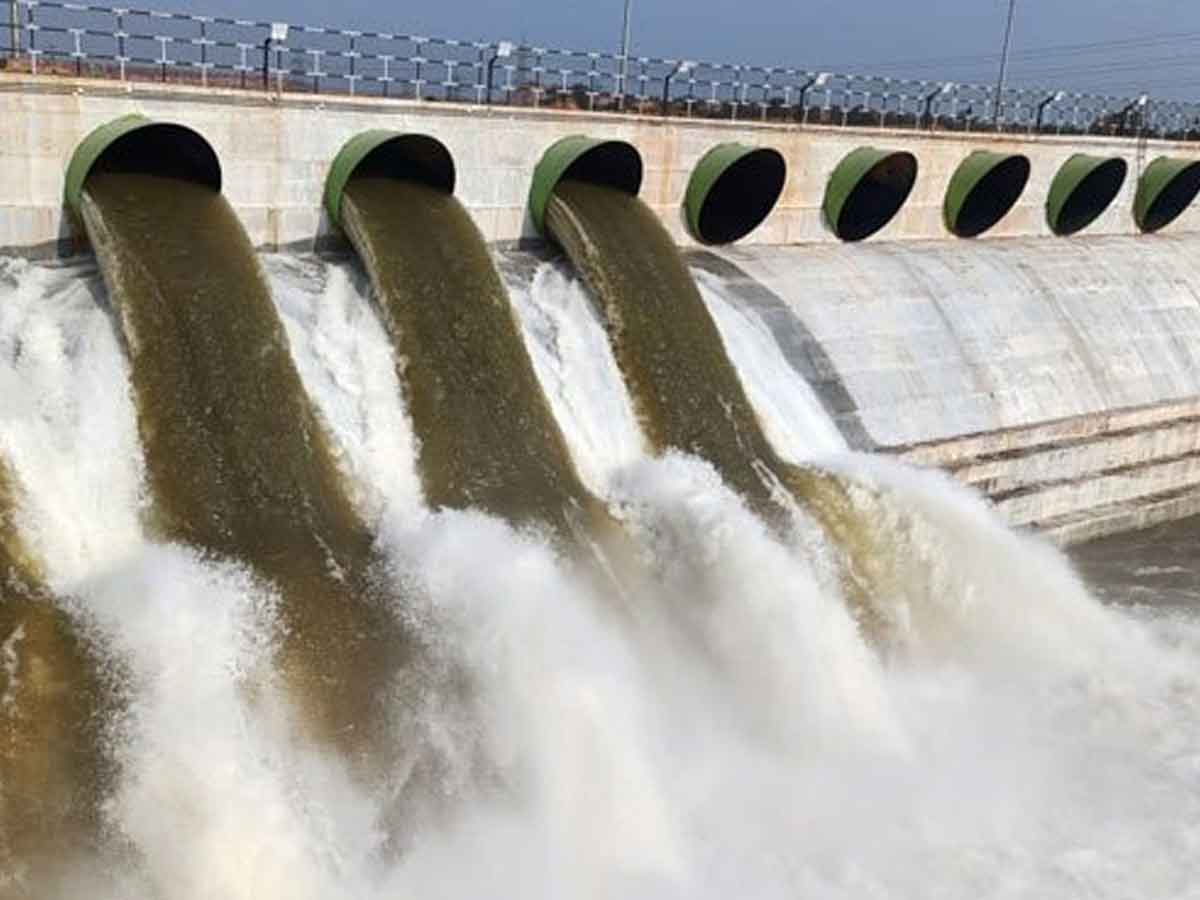 లక్ష్మి బరాజ్‌ గేట్లు మూత