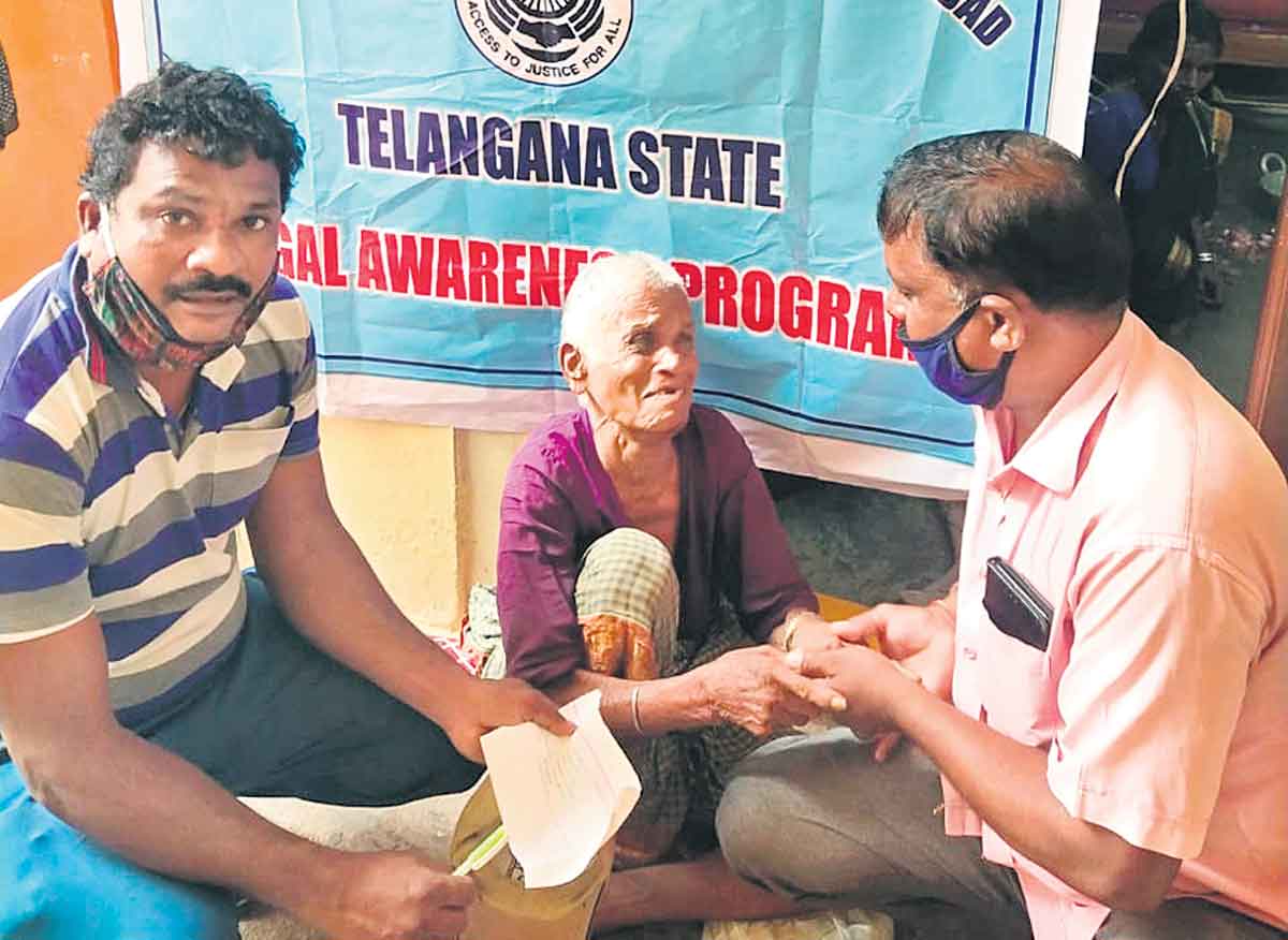 వృద్ధురాలి భిక్షాటన..కుటుంబసభ్యులకు అప్పగింత