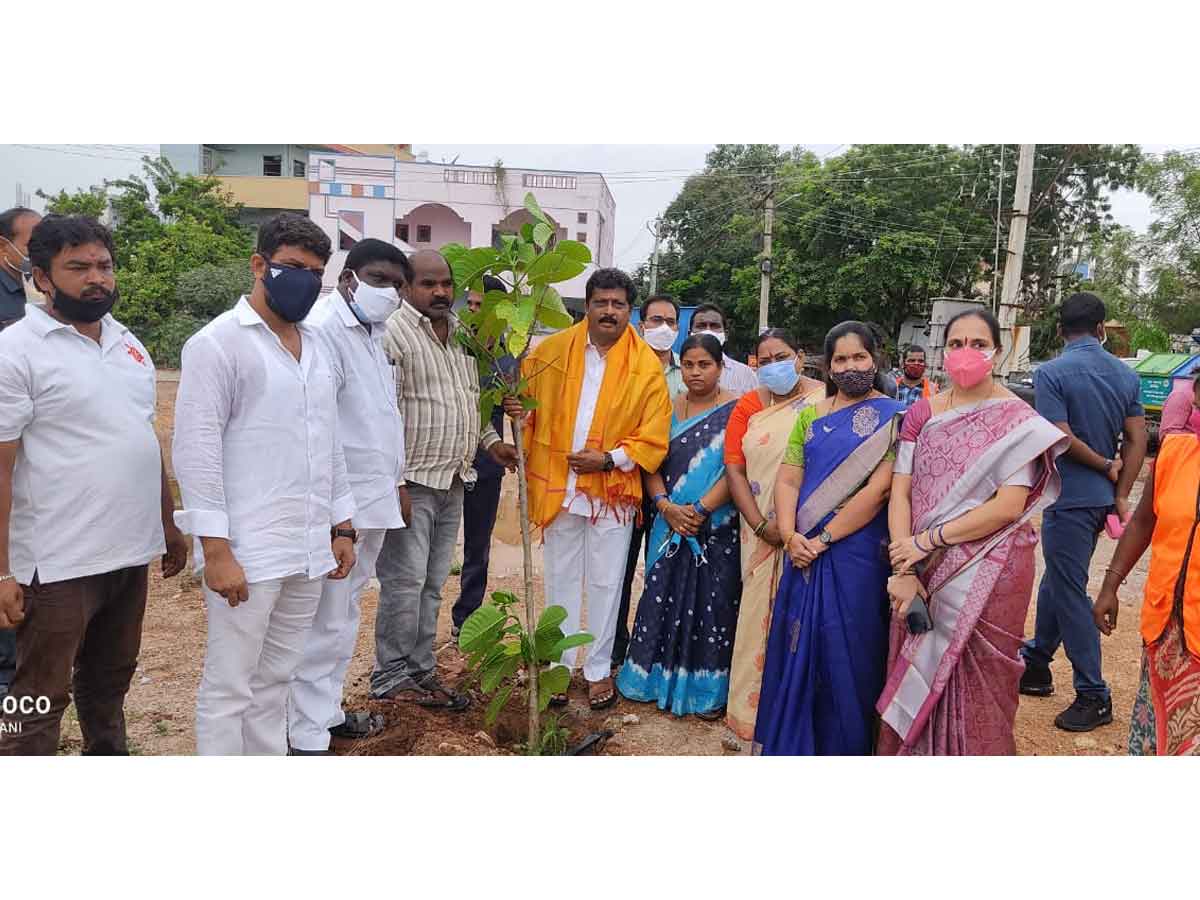 గ్రీన్ ఇండియా ఛాలెంజ్‌ : మొక్కలు నాటిన ఎంపీ లింగయ్య యాదవ్‌