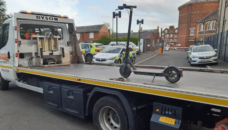 చిన్న స్కూట‌ర్‌ తీసుకెళ్లేందుకు పెద్ద ట్ర‌క్: పోలీసుల తీరుపై జ‌నం సెటైర్‌