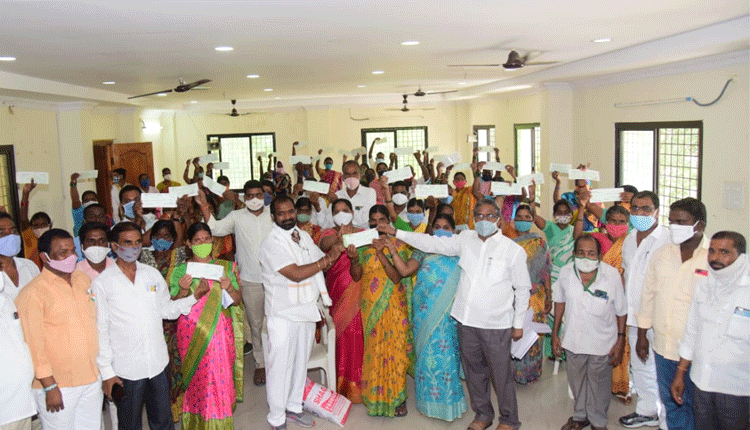 కల్యాణ లక్ష్మి చెక్కులు పంపిణీ చేసిన మంత్రి శ్రీనివాస్‌ గౌడ్‌