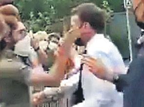 ఫ్రాన్స్‌ అధ్యక్షుడు మాక్రాన్‌కు చెంపదెబ్బ