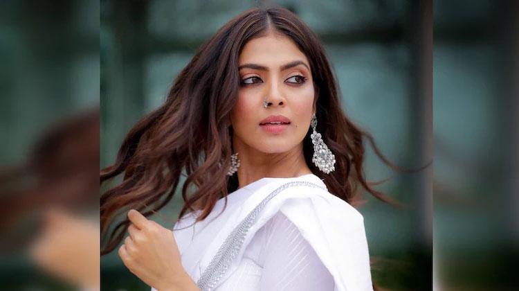 వాక్సిన్ వేయించుకున్న మాళవిక