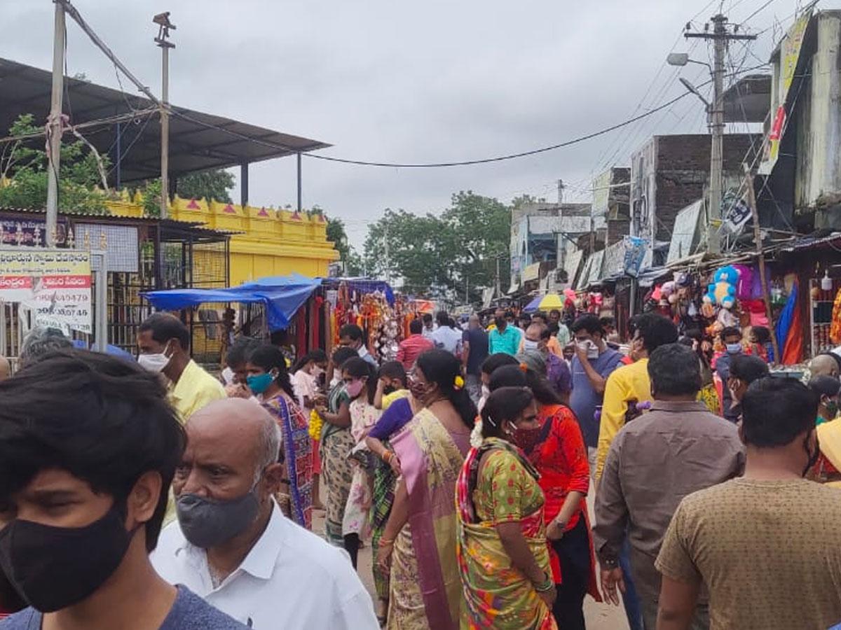 మల్లన్న ఆలయంలో భక్తుల సందడి