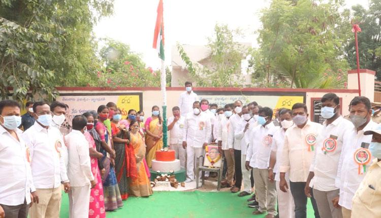 200 మంది ఆటో డ్రైవర్లకు మంత్రి మ‌ల్లారెడ్డి నిత్యావ‌స‌రాలు పంపిణీ