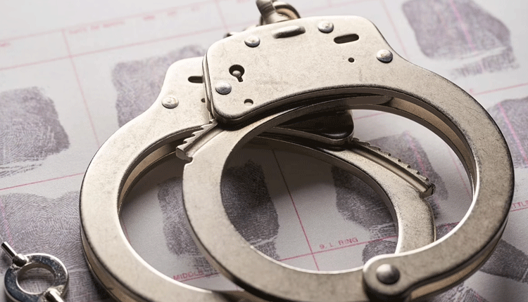 త‌ల్లిదండ్రుల‌తో గొడ‌వ‌ప‌డుతున్న అన్న‌ను చంపిన త‌మ్ముడు