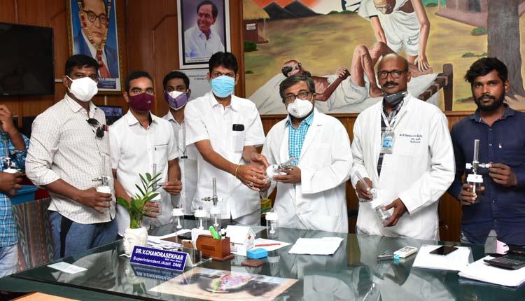 ఎంజీఎంకు 100 ఆక్సిజన్‌ ఫ్లో మీటర్లు అందజేత