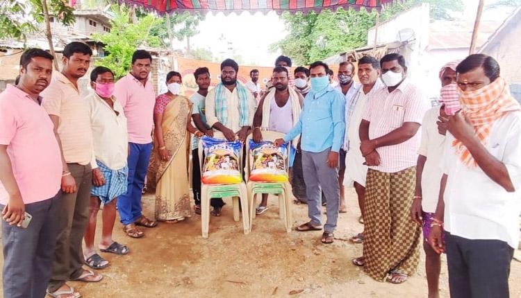 పలు గ్రామాల్లో మృతుల కుటుంబాలకు ఆర్థిక సాయం