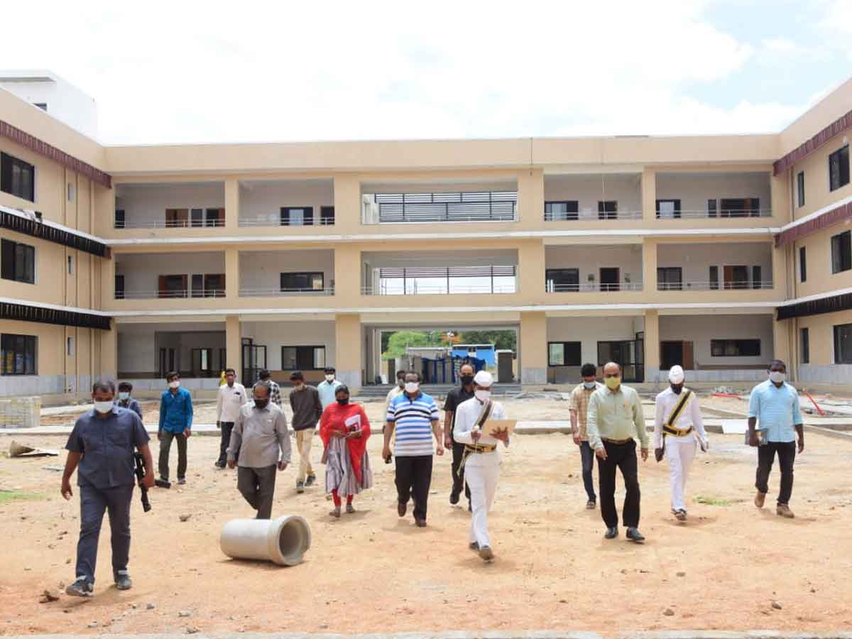 కలెక్టరేట్‌ పెండింగ్‌ పనులు సత్వరమే పూర్తి చేయూలి