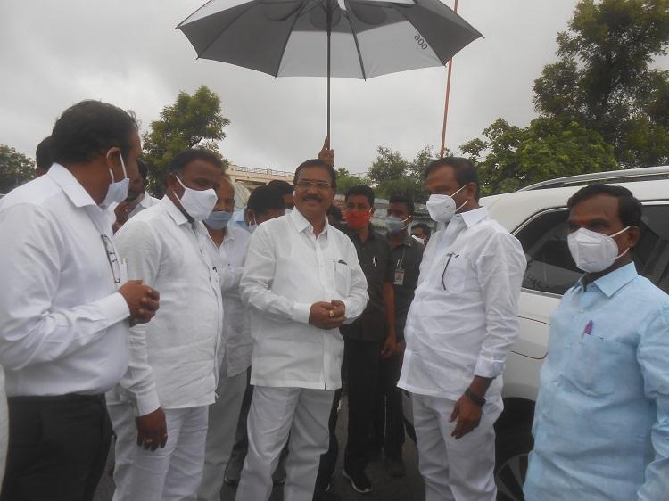 ఆహ్లాదకరమైన వాతావరణం కల్పించాలి