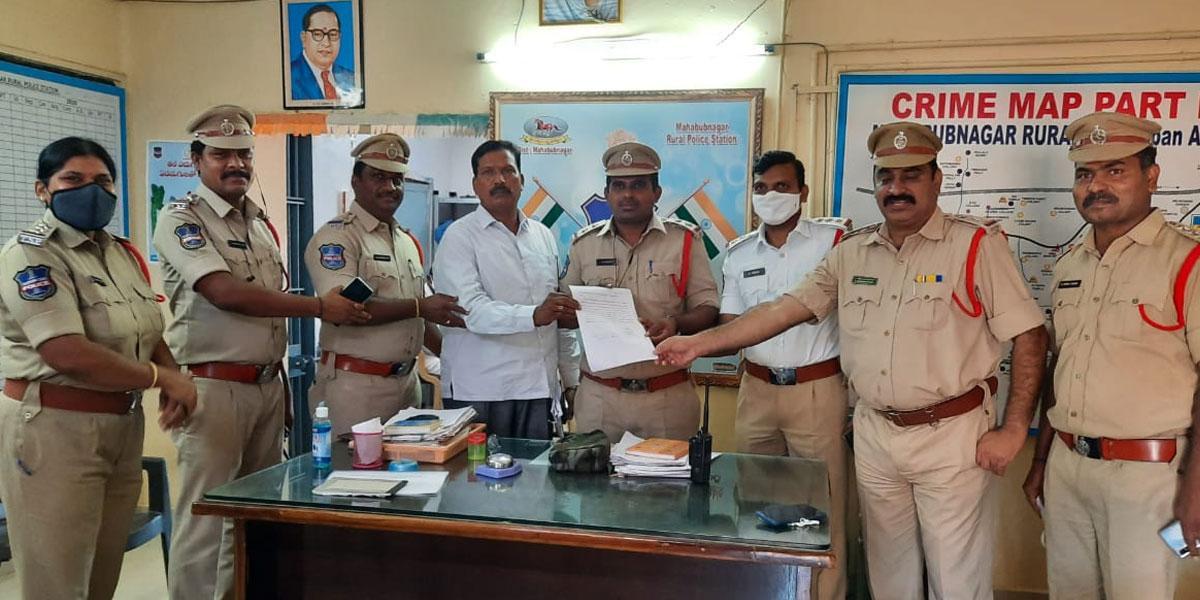 పోలీసులను దూషించిన వ్యక్తిపై చర్యలు తీసుకోవాలి