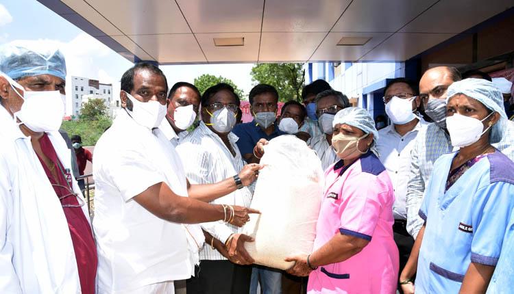 సేవాభావం అలవర్చుకోవాలి