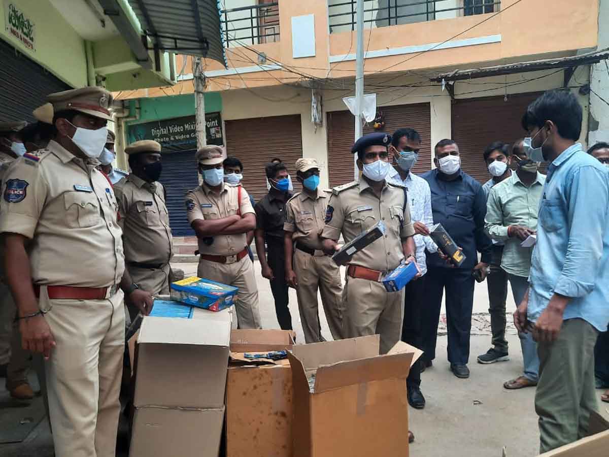 మహబూబ్నగర్లో గుట్కా విక్రయాలపై పోలీసుల ఉక్కుపాదం