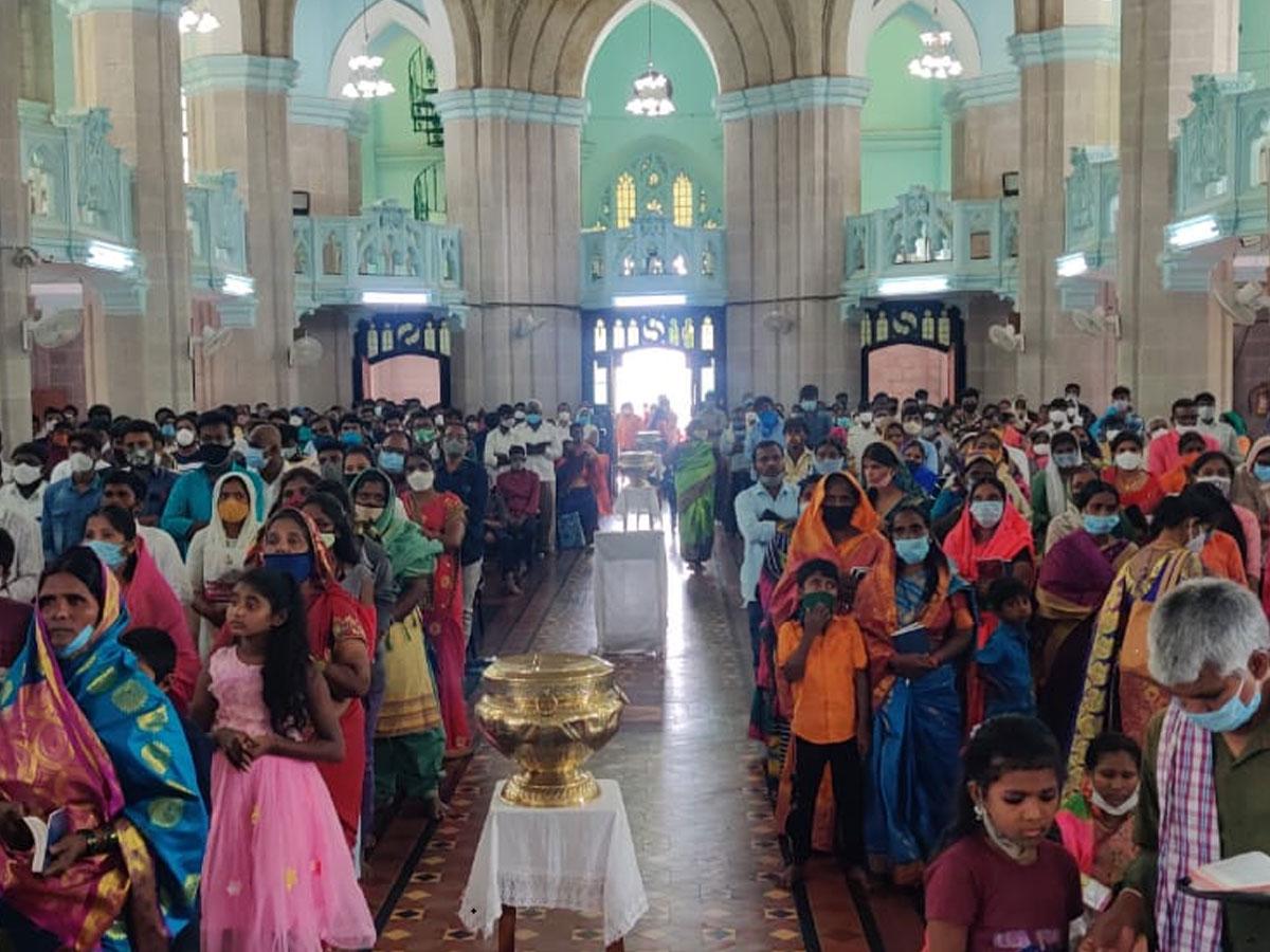 భక్తులతో కిటకిటలాడిన మెదక్‌ చర్చి