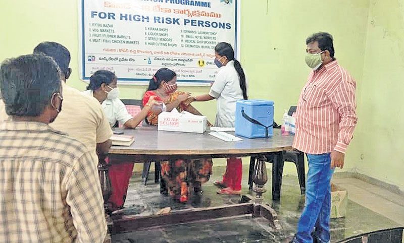 ప్రతి ఒక్కరూ వ్యాక్సిన్‌ వేసుకోవాలి