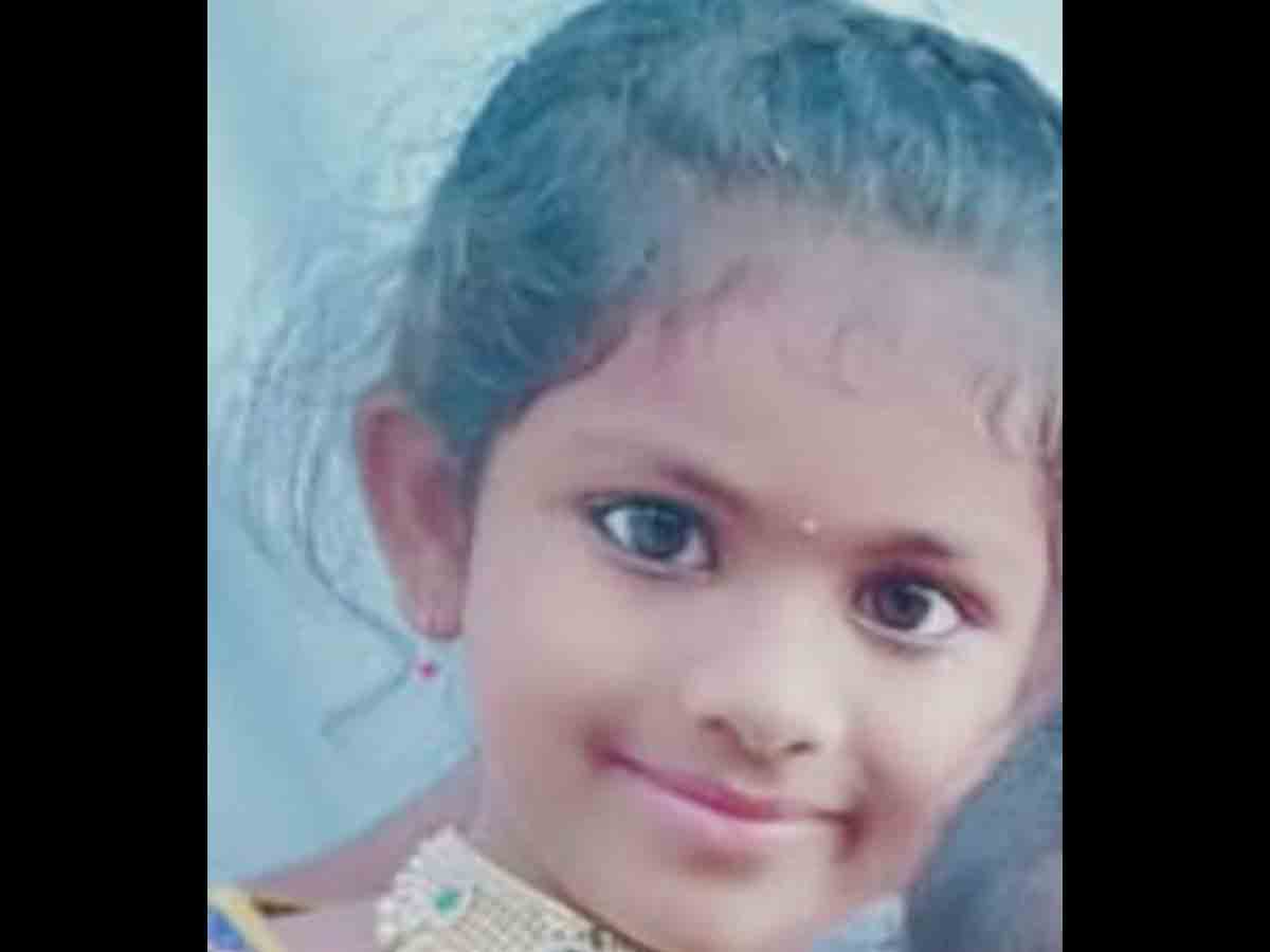 పాము కాటుకు గురై చిన్నారి మృతి