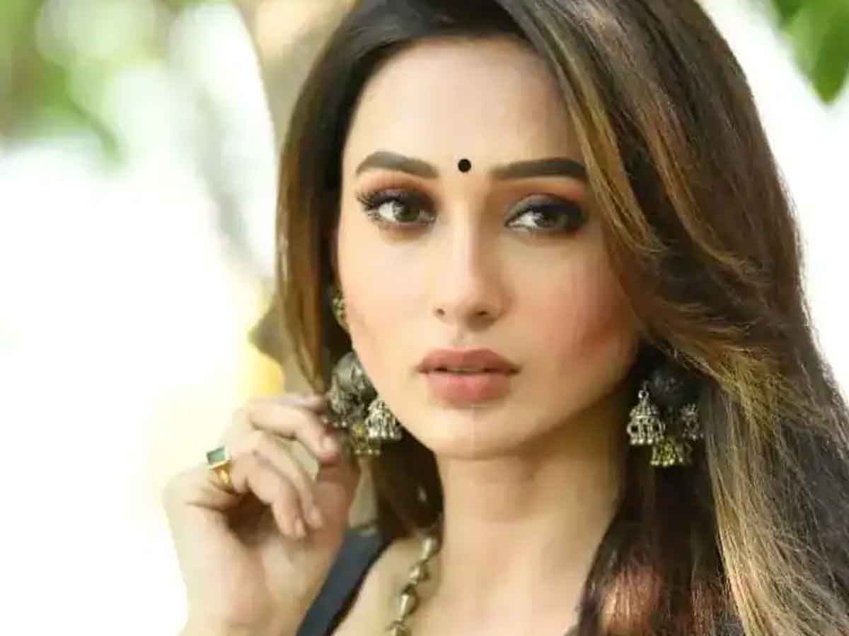 టీకా పేరుతో హీరోయిన్‌ని బోల్తా కొట్టించిన కేటుగాడు