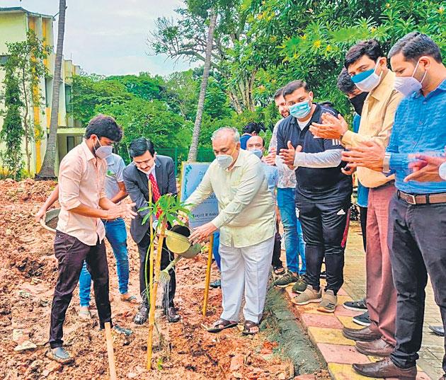 గ్రీన్‌చాలెంజ్‌ స్ఫూర్తితో చిట్టడవి దత్తత