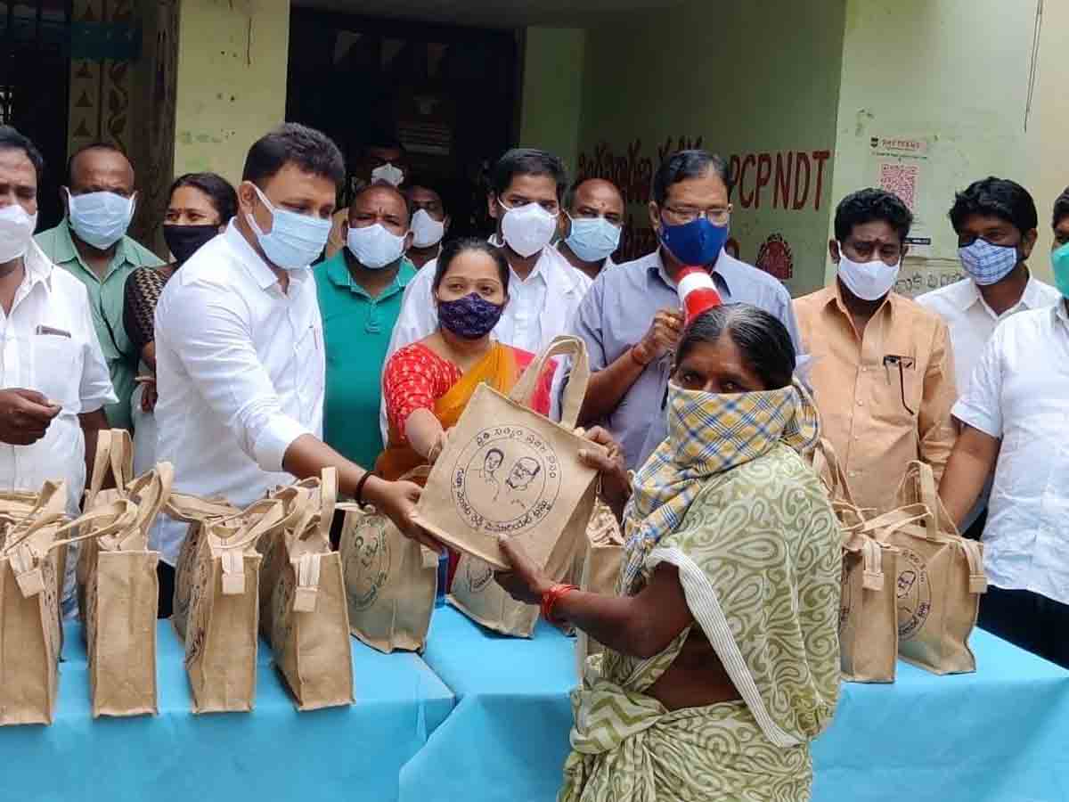 క‌రోనా రోగుల‌కు ఎమ్మెల్యే భ‌గ‌త్ పౌష్టికాహార కిట్ల పంపిణీ