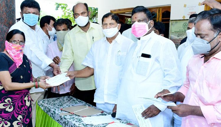 మిర్యాల‌గూడ‌లో ల‌బ్దిదారుల‌కు క‌ల్యాణ‌లక్ష్మి చెక్కుల పంపిణీ