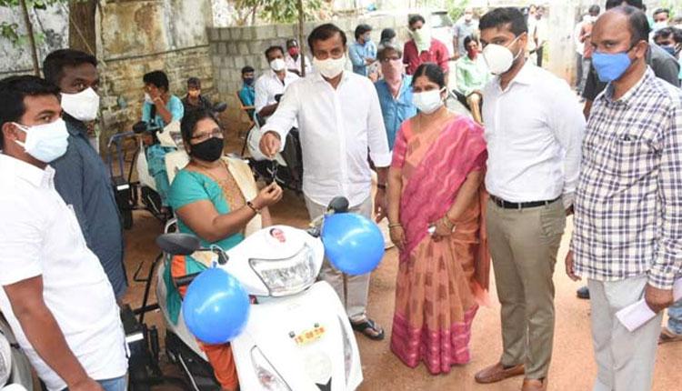 సిద్దిపేటలో 23 మంది దివ్యాంగుల‌కు స్కూటర్లు అంద‌జేత‌