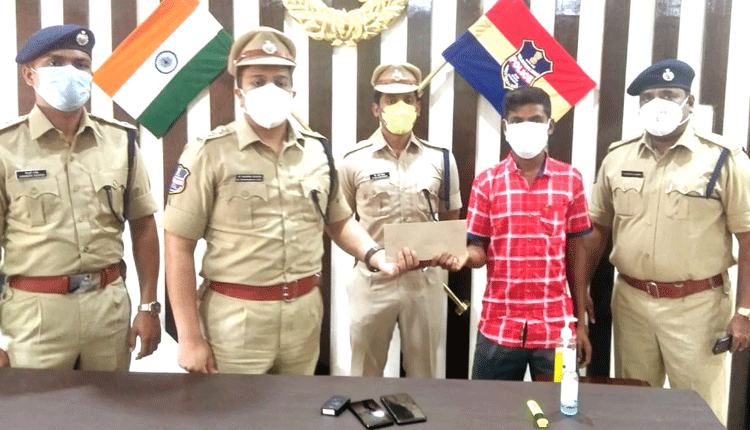 మావోయిస్టులు జన జీవన స్రవంతిలో కలవాలి