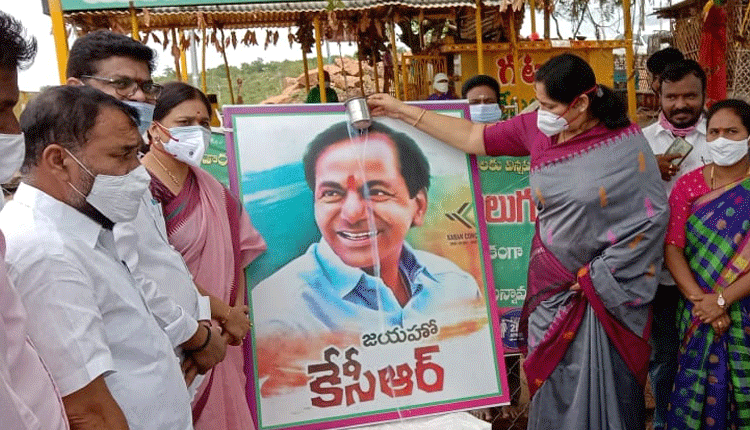 సీఎం కేసీఆర్‌ చిత్రపటానికి మంత్రి పాలాభిషేకం