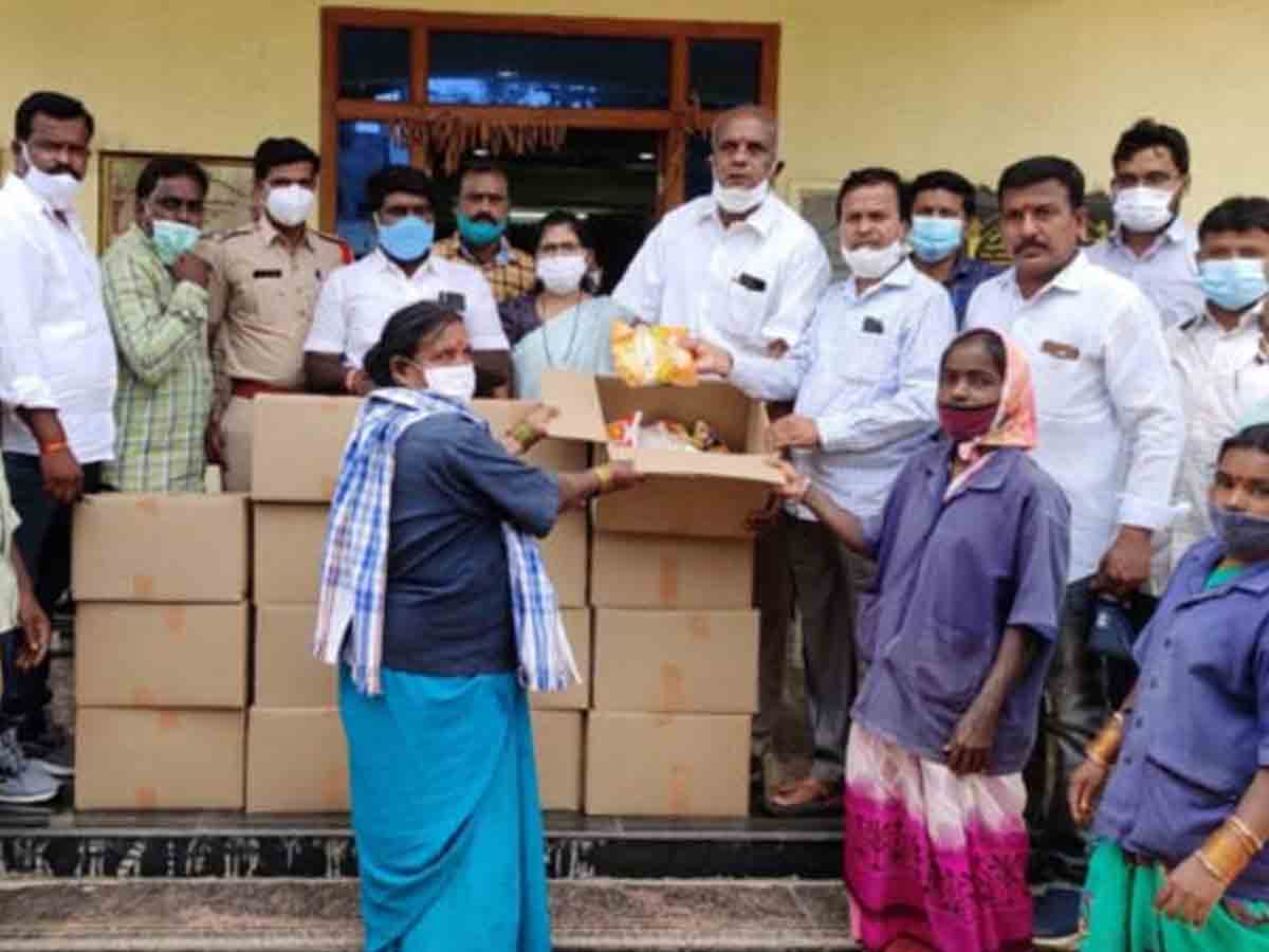 పారిశుద్ధ్య కార్మికులకు మైత్రి ఫౌండేష‌న్ నిత్యావ‌స‌రాల పంపిణీ