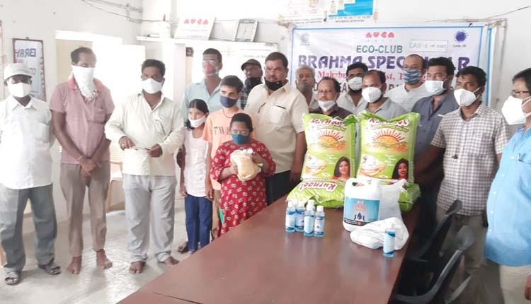 నిత్యావసర సరుకులు పంపిణీ