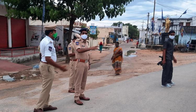 కఠినంగా లాక్‌డౌన్‌ అమలు