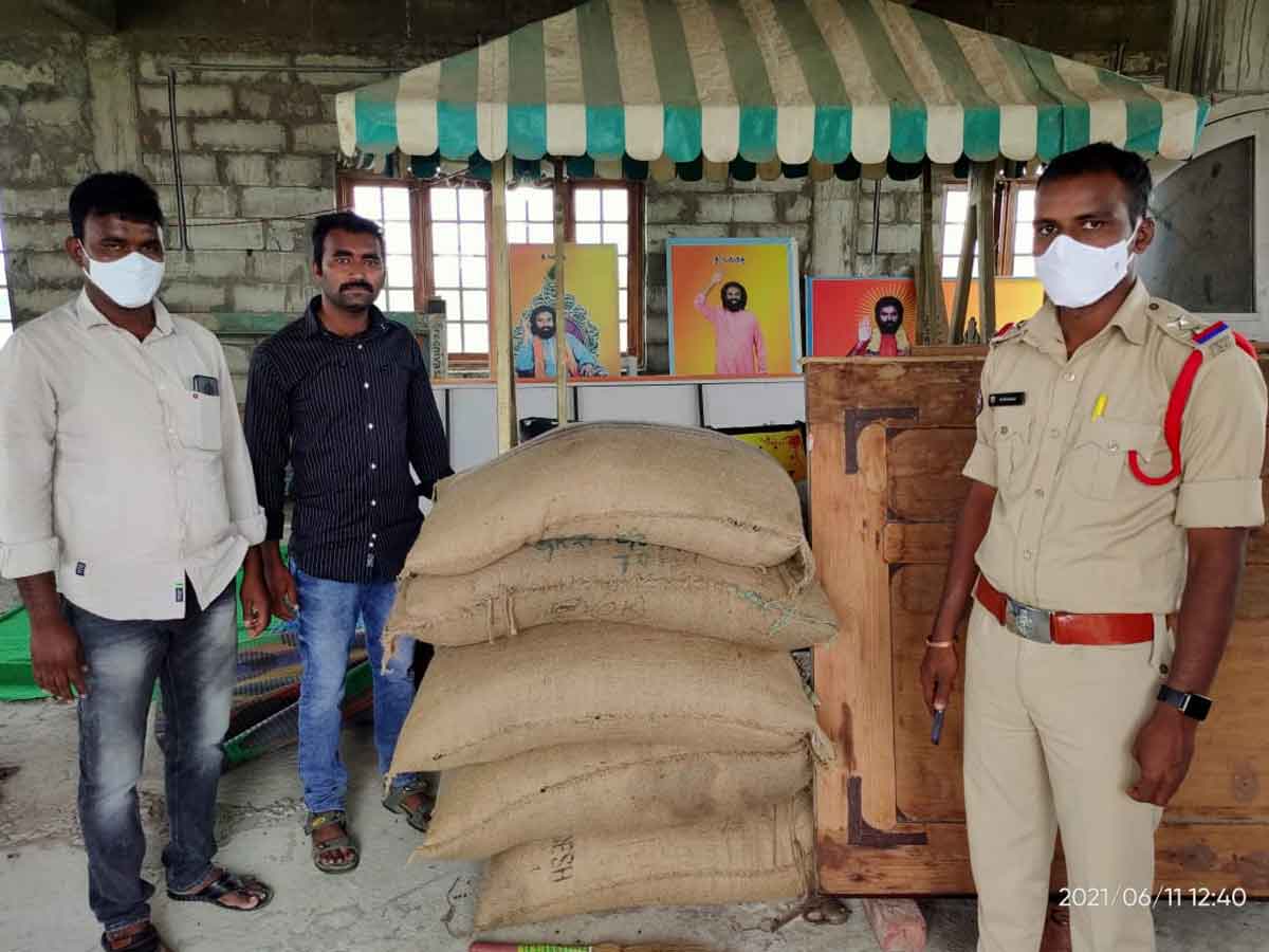 ఆశ్రమంలో నకిలీ విత్తనాలు..వలపన్ని పట్టుకున్న పోలీసులు