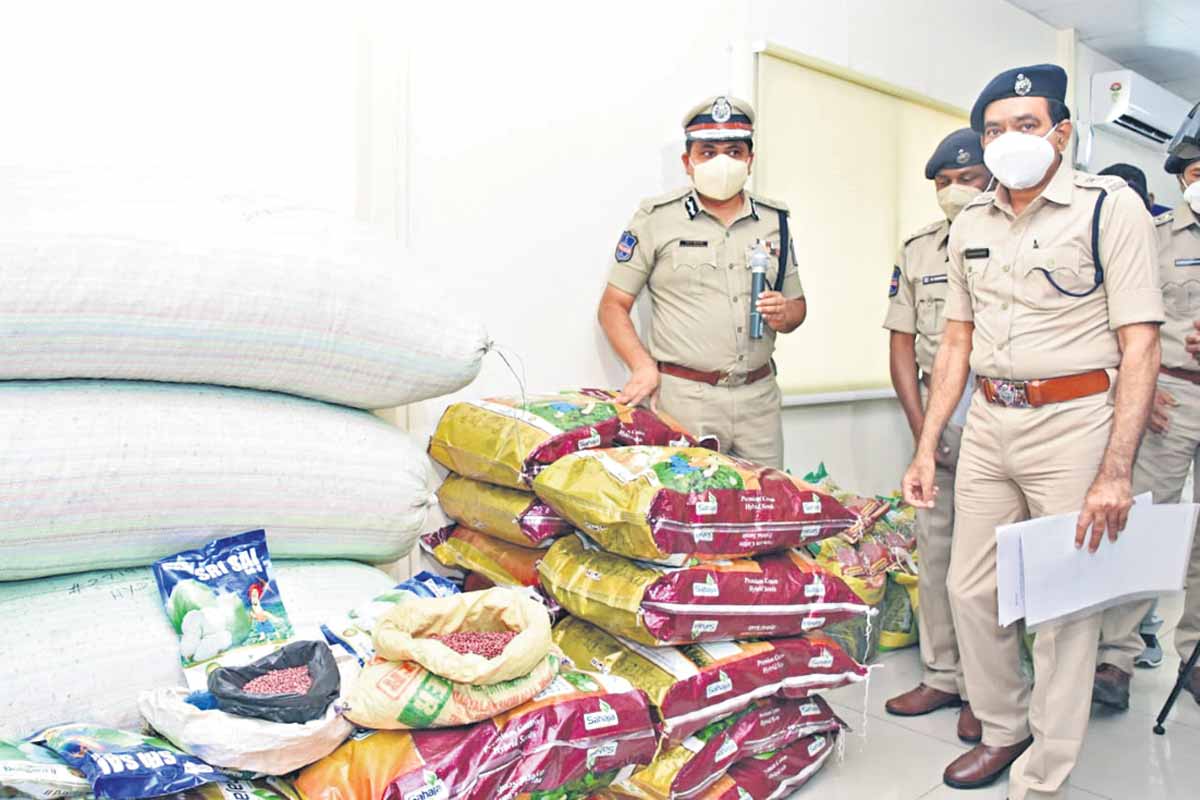 బ్రాండెడ్‌ కంపెనీ ప్యాకెట్లలో.. నకిలీ విత్తనాలు