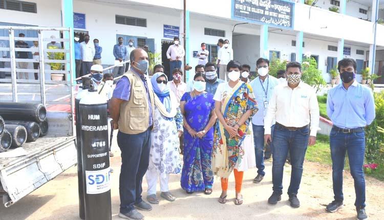 ఆక్సిజన్‌ సిలిండర్లు వితరణ