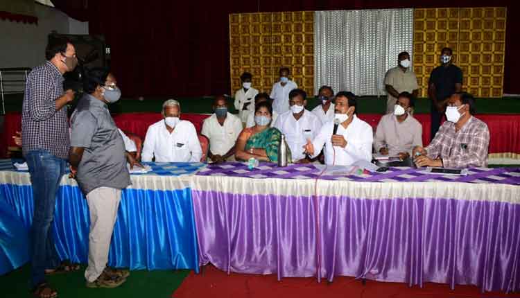 అభివృద్ధి పనుల్లో వేగం పెంచాలి