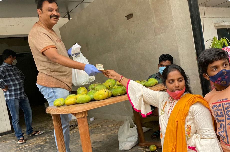 మామిడిపండ్లు అమ్మిన న‌రేశ్..ఫొటోలు వైర‌ల్‌