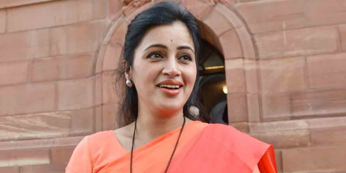 Caste certificate case : నవనీత్‌ కౌర్‌కు ఊరట.. బొంబాయి హైకోర్టు ఉత్తర్వులపై సుప్రీం కోర్టు స్టే