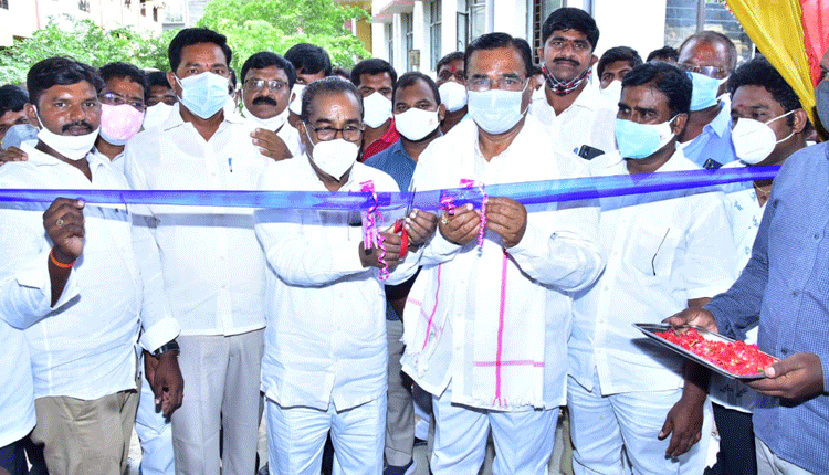 శాశ్వత ఆధార్‌ కేంద్రాన్ని ప్రారంభించిన మంత్రి