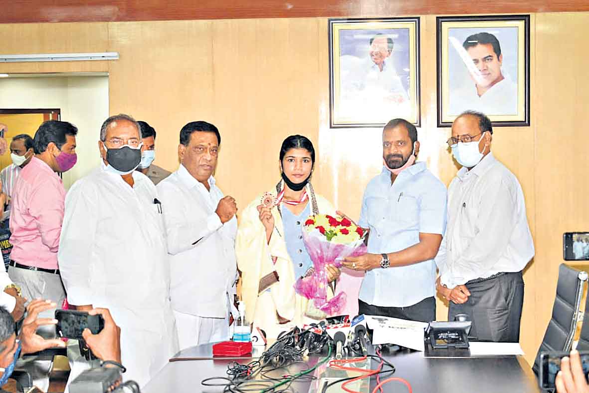 నిఖత్‌ జరీన్‌కు మంత్రి అభినందన